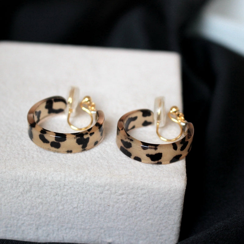 Leopard clear clip earring/M-165